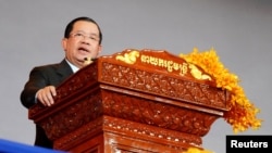 រូប​ឯកសារ៖ នាយករដ្ឋមន្ត្រីកម្ពុជា លោក ហ៊ុន សែន ថ្លែងនៅពហុកីឡដ្ឋានមរតកតេជោ នៅរាជធានីភ្នំពេញ កាលពីថ្ងៃទី ១៧ ខែឧសភា ឆ្នាំ ២០២៣។ 