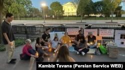 روشن کردن شمع به نشانه همدردی با خانواده شهاب دلیلی که در ایران در زندان است، واشنگتن مقابل کاخ سفید