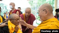 西藏流亡精神領袖達賴喇嘛（右）（資料照：2024年5月29日）