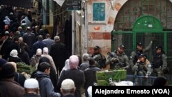 Policías israelíes controlan el paso de la población musulmana hacia la Explanada de las Mezquitas.