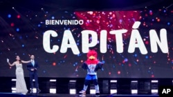 La mascota de la Copa América 2024 baila durante la ceremonia del sorteo del torneo de fútbol Copa América, el jueves 7 de diciembre de 2023, en Miami. (Foto AP/Lynne Sladky)