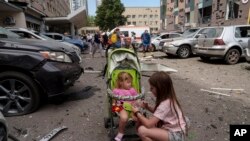 Ілюстраційне фото: українські діти біля місця ураження російськими ракетами дитячої лікарні Охматдит, Київ, 8 липня 2024 року.