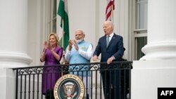 2023年6月22日，美國總統拜登、第一夫人吉爾·拜登和印度總理莫迪在華盛頓特區白宮南草坪舉行的歡迎儀式上觀望。（法新社圖片）