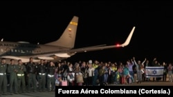 110 colombianos procedentes de Israel llegaron a Colombia en un vuelo humanitario que aterrizó en la Base Aérea de Catam.