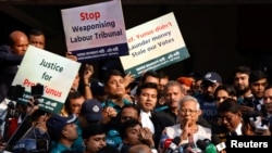 2024年1月1日，孟加拉国诺贝尔和平奖获得者穆罕默德·尤努斯（身穿白背心者）在违反劳动法案件中被判处六个月监禁。（路透社照片）