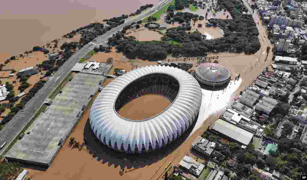 Stadion Beira Rio di Porto Alegre, negara bagian Rio Grande do Sul, Brazil, terendam banjir setelah hujan lebat di kawasn tersebut.
