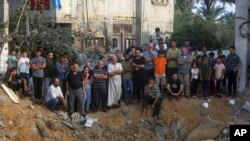 Krater posle eksplozije u Kan Junisu, mestu u južnom delu Pojasa Gaze (AP/Mohammed Dahman)