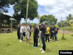 巴拿馬國家邊境服務隊（SENAFRONT）太平洋分隊在猴島救回的中國走線客。 (巴拿馬國家邊境服務隊提供)