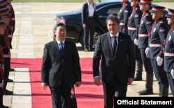 Ministar unutrašnjih poslova Srbije Bratislav Gašić prolazi pored počasnog voda pripadnika MUP-a zajedno sa članom Politbiroa i sekretarom Komisije za političke i pravne poslove Komunističke partije Kine, Čen Venkinom, u Beogradu, 28. septembra 2023. (Foto: Sajt MUP-a Srbije)