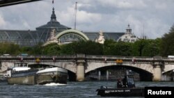 Un barco de la policía patrulla el río Sena cerca del Grand Palais, 100 días antes del inicio de los Juegos Olímpicos de París 2024 en París, Francia, el 17 de abril de 2024. 