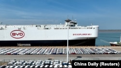 在中國江蘇連雲港等候裝船出口的比亞迪電動車。（2024年4月25日）