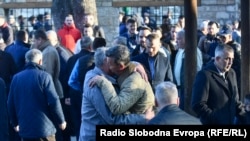 Ljudi jedni drugima čestitaju Bajram u Begovoj džamiji, Sarajevo, 21. april 2023.