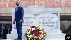 Kenijski predsjednik William Ruto nakon polaganja vijenca na grobnice Martina Luthera Kinga mlađeg i Corette Scott King, tokom zaustavljanja u King Centru u Atlanti, Georgia, 20. maja 2024., u sklopu njegove državne posjete Sjedinjenim Državama. 