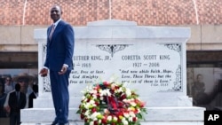 Perezida William Ruto uri mu ruzinduko muri Amerika amaze gushyira indabo ku mva ya Martin Luther King Jr.na Coretta Scott King, ubwo yasuraga centre yitiriwe King iri Atlanta muri leta ya Georgia taliki 20/5/ 2024.