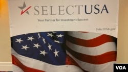 资料照片：2022年“选择美国投资峰会”立牌。(美国之音许宁拍摄）