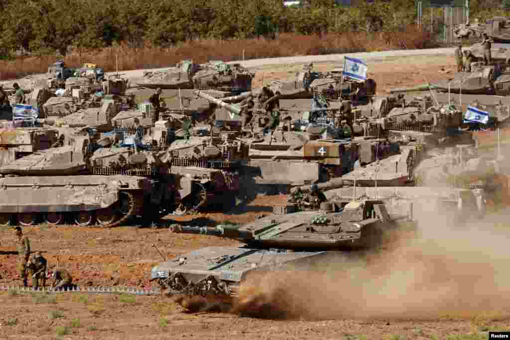 Manuver tank Israel dekat Perbatasan Israel-Gaza, di Israel selatan, di tengah konflik yang sedang berlangsung antara Israel dan kelompok Islam Palestina Hamas.