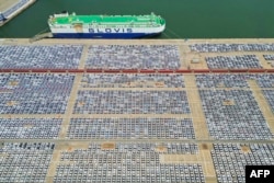 中國山東煙台港口排列的將要出口的汽車。（2023年6月1日）