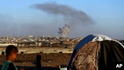 FILE - Asap mengepul menyusul serangan udara Israel terhadap gedung-gedung di dekat tembok pemisah antara Mesir dan Rafah, Jalur Gaza selatan, 7 Mei 2024. (AP/Ramez Habboub)