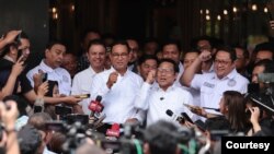 Capres-cawapres Anies Baswedan-Muhaimin Iskandar berbicara di Posko Tim Hukum Amin, Mampang Prapatan, Jakarta Selatan, Selasa(20/2). (Courtesy : TPN Anies-Muhaimin)