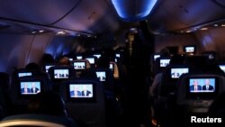 Prenos debate se gledao i u avionu kompanije Delta erlajns za Majami (Foto: REUTERS/Maria Alejandra Cardona)