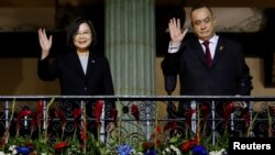 La presidenta de Taiwán, Tsai Ing-wen, posa con su homólogo guatemalteco, Alejandro Giammattei, en el Palacio Nacional de la Cultura, en la Ciudad de Guatemala, Guatemala, el 31 de marzo de 2023. REUTERS/Luis Echeverría