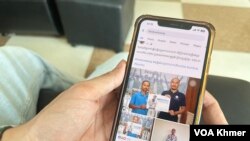 បុរសម្នាក់កំពុងមើលយុទ្ធនាការទាមទារឱ្យដោះលែង លោក កើត សារ៉ាយ នៅលើទូរស័ព្ទដៃ កាលពីថ្ងៃទី១១ ខែមេសា ឆ្នាំ២០២៤។ (លាស់ លីបលីប/វីអូអេ)