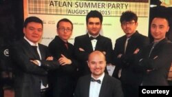 "Amerika Ovozi" jurnalisti Qosim Qashqar (markazda oldinda) hamkasblari bilan maktab tadbirida, Urumchi, Shinjon, 2015-yil.