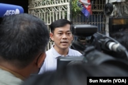 លោក អ៊ិត សូធឿត នាយក​ផ្នែកប្រព័ន្ធផ្សព្វផ្សាយ​នៃ​មជ្ឈមណ្ឌល​កម្ពុជា​ដើម្បី​ផ្សព្វផ្សាយ​ឯករាជ្យ ផ្តល់​បទសម្ភាសន៍​ដល់​អ្នកសារព័ត៌មាន​។