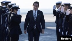 រូប​ឯកសារ៖ នាយករដ្ឋមន្ត្រី​ជប៉ុន​ Fumio Kishida​ ត្រូវ​ស្វាគមន៍​ដោយ​ទាហាន​កងទ័ព​ស្វ័យការពារ​ដែល​សមុទ្រ​ជប៉ុន (JMSDF) នៅលើ​នាវា​មួយ​នៅ​ក្នុង​សមុទ្រ​ក្បែរ​ក្រុង Yokosuka កាល​ពី​ថ្ងៃ​ទី​៦ ខែ វិច្ឆិកា ឆ្នាំ​២០២២។