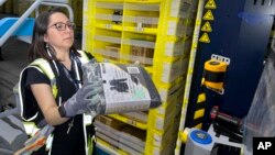 Radnici u Amazon centru u Woodland parku u New Jersey-u (Foto: AP/Ted Shaffrey)