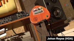 Una guitarra elaborada con madera y plástico reciclado.