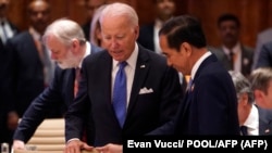 Presiden AS Joe Biden dan Presiden Joko Widodo saat menghadiri KTT G20 di New Delhi pada 9 September 2023. (Foto: Evan Vucci AFP)