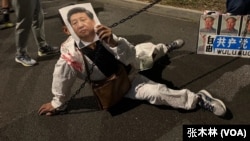 洛杉磯萬聖節活動一名參與者舉著習近平照片扮演大白。（張木林拍攝）