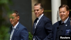 Hunter Biden (u sredini) ispred suda 25. jula 2023.