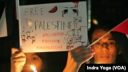 Ratusan orang dari Foreign Policy Community of Indonesia (FPCI) menggelar aksi solidaritas dengan menyalakan lilin di halaman Kedutaan Besar Palestina di Jakarta, Kamis (2/11). (VOA/Indra Yoga)