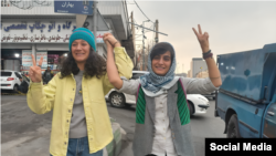 الهه محمدی (راست) و نیلوفر حامدی، پس از آزادی از زندان. آرشیو