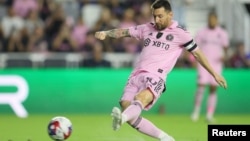ARCHIVO - El delantero del Inter Miami, el astro argentino Lionel Messi (10) dispara el balón contra el New York City durante la primera mitad del partido en el estadio DRV PNK, el 10 de noviembre de 2023 en Fort Lauderdale, Florida, EEUU. 