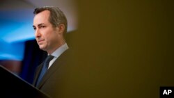 Держдеп закликав Конгрес прийняти законопроект про додаткове фінансування національної безпеки, щоб дати Україні та її народу можливість захиститись від вторгнення. Фото: речник Державного департаменту Метью Міллер, AP