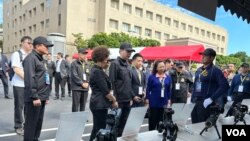 特勤人員向國安局長蔡明彥等人解說反狙擊能力。（美國之音特約記者李昕儒拍攝）