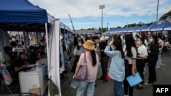 ผู้คนเข้าร่วมงานมหกรรมการหางานในกรุงปักกิ่ง เมื่อ 26 สิงหาคม 2022 (เอเอฟพี)