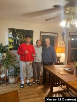 李小三與大兒子走線成功後在美國與牧師合影。（由受訪者提供）