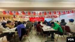 2023年12月10日，美国旧金山华人在旧金山国父纪念馆为中国监狱中的政治犯良心犯签名寄圣诞新年贺卡现场。（周星晨 摄影）