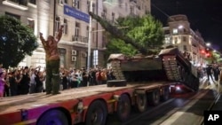 Đội quân Wagner đưa xe tăng lên xe kéo và rời khỏi Rostov-trên-sông-Đông, Nga, 24/6/2023.