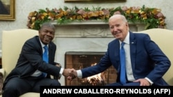 Presidente dos EUA, Joe Biden, aperta a mão do Presidente angolano, João Lourenço, no Salão Oval da Casa Branca em Washington, DC , 30 novembro 2023