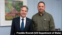 El secretario Antony Blinken, izquierda, se reúne con el jefe de la administración presidencial de Ucrania, Andriy Yermak, en el Departamento de Estado en Washington, D.C., el 13 de noviembre de 2023.