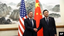 ARCHIVO - El secretario de Estado de Estados Unidos, Antony Blinken, a la izquierda, le da la mano al Ministro de Relaciones Exteriores de China, Qin Gang, a la derecha, en la Casa de Huéspedes Estatal Diaoyutai en Beijing, China, el 18 de junio de 2023.