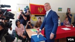 Bivši crnogororski predsjednik Milo Đukanović glasa u Podgorici (Foto: VOA, Sanja Novaković)