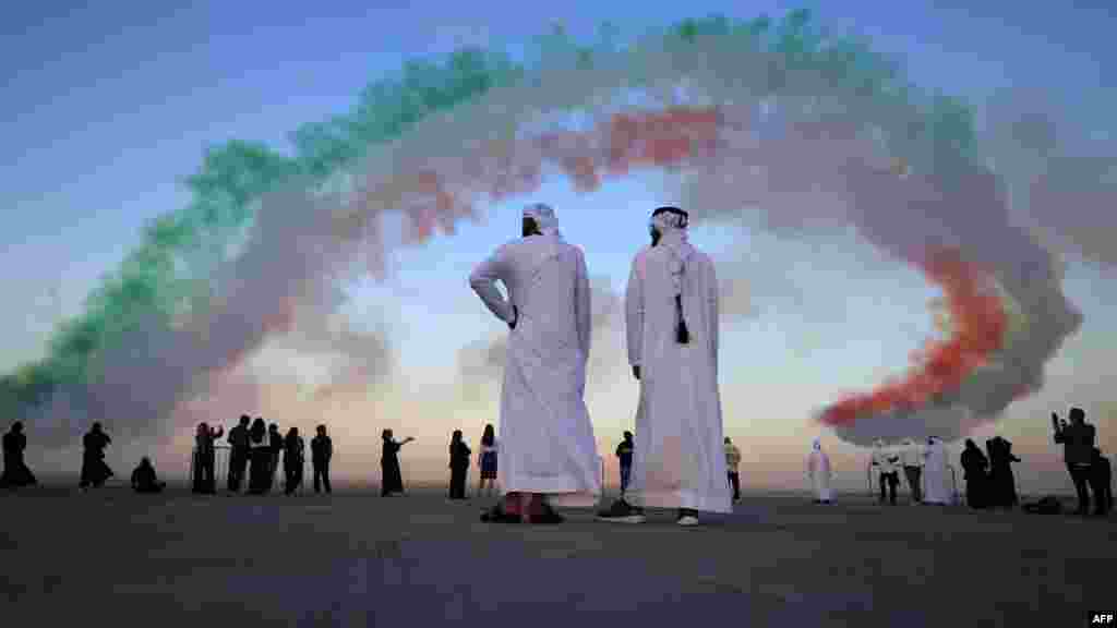 دبئی ایئر شو میں اٹلی کی ایئر فورس کی ایروبیٹک یونٹ نے فضا میں رنگ بکھرے۔