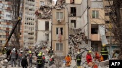 Ekipt e shpëtimit në bllokun e apartamenteve të shkatërruara nga droni rus në Odesa, Ukrainë, 2 mars 2024.
