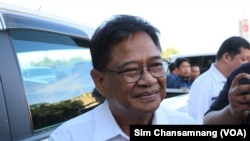 លោក សុក ហាច អនុប្រធាន​គណបក្ស​ភ្លើងទៀន ផ្តល់​កិច្ច​សម្ភាសន៍​ដល់​អ្នកសារព័ត៌មាន​ក្រោយ​ចេញ​ពី​ដាក់​ពាក្យ​សុំ​ចុះ​បញ្ជី​គណបក្ស​ឈរ​ឈ្មោះ​បោះឆ្នោត​នៅ​ឆ្នាំ២០២៤ នៅ​ការិយាល័យ​គ.ជ.ប នៅ​រាជធានី​ភ្នំពេញ នាថ្ងៃទី៤ ខែធ្នូ ឆ្នាំ២០២៣។ (ស៊ឹម ចាន់សំណាង/វីអូអេ)